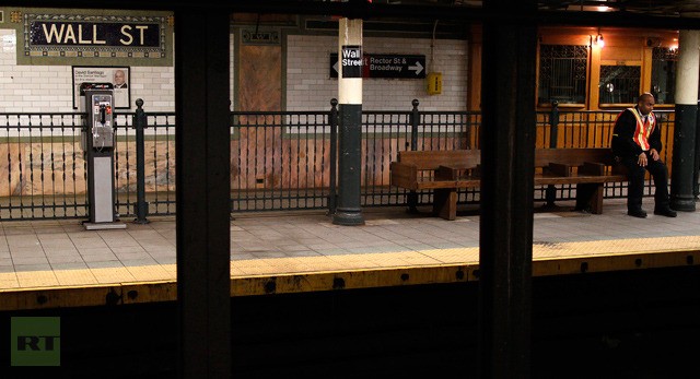 Một nhân viên tàu điện ngầm đang chờ chuyến tàu cuối cùng.